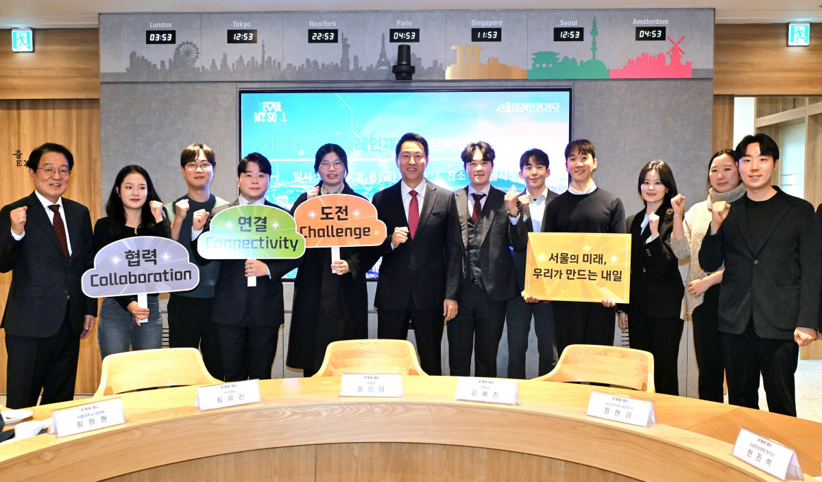 ▲사진3. 오세훈 서울시장이 6일 서울장학재단 장학생들과 가진 간담회 참석자들과 기념사진을 촬영하고 있다. (서울시)