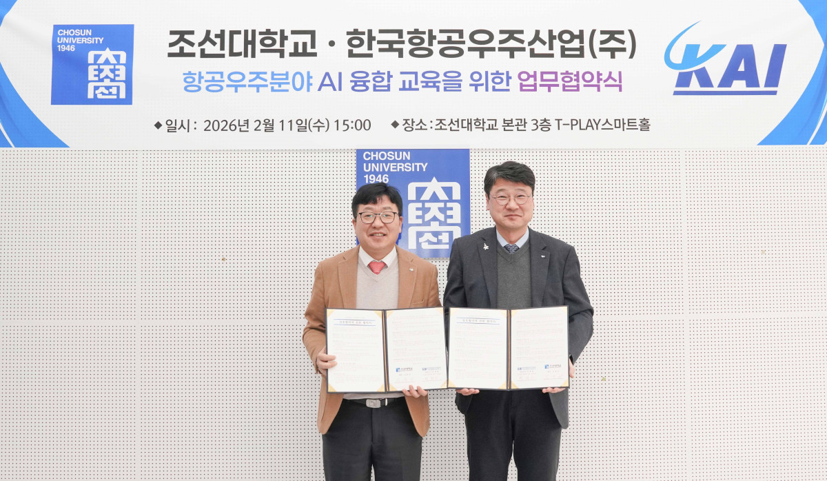 ▲김춘성 조선대 총장과 박경은 KAI CS본부 전무가 11일 항공우주분야 AI 융합 교육을 위한 업무협약식에서 기념 촬영을 하고 있다. (사진제공=KAI)