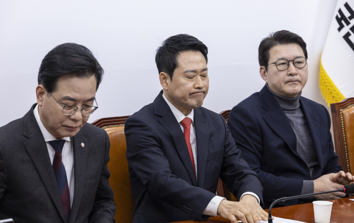 ▲국민의힘 장동혁 대표가 12일 국회에서 열린 최고위원회의에서 이재명 대통령, 더불어민주당 정청래 대표와의 오찬에 불참해 달라는 최고위원들의 요청을 받아들여 재고하겠다는 의사를 밝힌 뒤 굳은 표정을 짓고 있다. (연합뉴스)