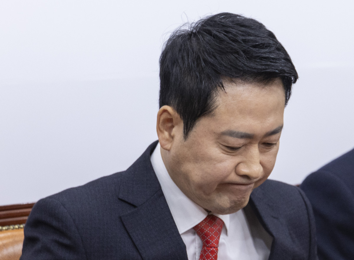 ▲국민의힘 장동혁 대표가 12일 국회에서 열린 최고위원회의에서 이재명 대통령, 더불어민주당 정청래 대표와의 오찬에 불참해 달라는 최고위원들의 요청을 받아들여 재고하겠다는 의사를 밝힌 뒤 굳은 표정을 짓고 있다. (연합뉴스)