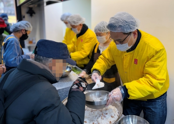 ▲아성다이소 임직원들이 지난 11일 원각사 무료 급식소에서 노인과 노숙인들을 대상으로 제공하는 무료 점심을 배식하고 있다. (사진제공=다이소)