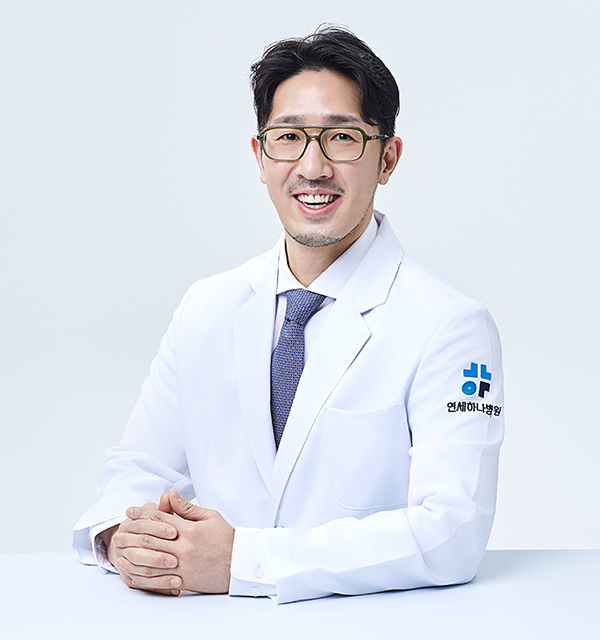 ▲이수현 연세하나병원 중재시술센터 원장(신경외과 전문의)이 진료에 앞서 포즈를 취하고 있다. (연세하나병원)