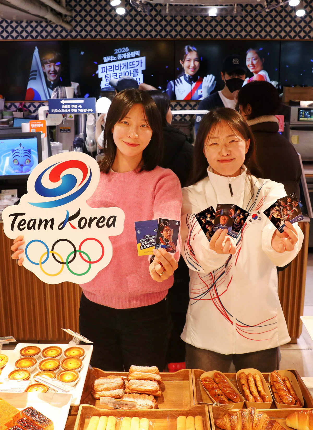 ▲파리바게뜨 모델들이 12일 서울 강남구 파리바게뜨 양재본점에서 동계올림픽 ‘팀코리아’ 포토카드를 선보이고 있다. (사진제공=파리바게뜨)