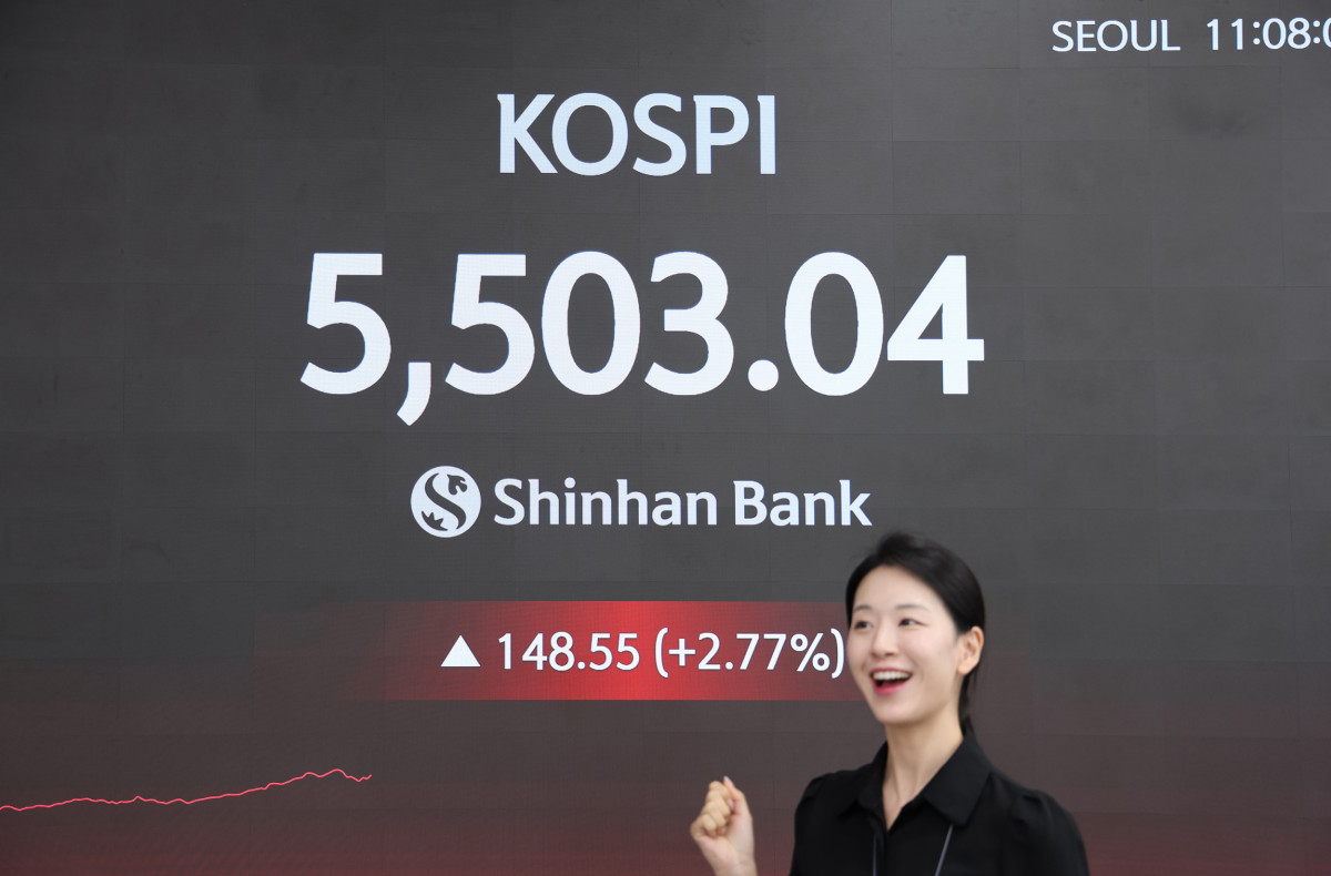 ▲12일 오전 11시8분 코스피 지수가 전 거래일 대비 148.55포인트(2.77%) 오른 5503.04로 장 중 5500선을 넘어선 가운데 신한은행 딜링룸에 주요 지수가 표시되고 있다. (사진제공=신한은행)