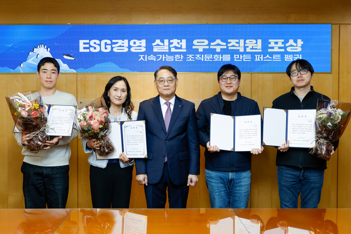 ▲황상하 사장(왼쪽 세 번째)과 ‘퍼스트 펭귄’ 수상자들이 표창장을 들어 보이고 있다. (SH)