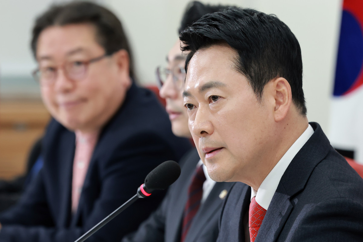 ▲국민의힘 장동혁 대표가 12일 국회에서 이재명 대통령과의 오찬에 불참하는 것과 관련해 입장을 밝히고 있다. (연합뉴스)