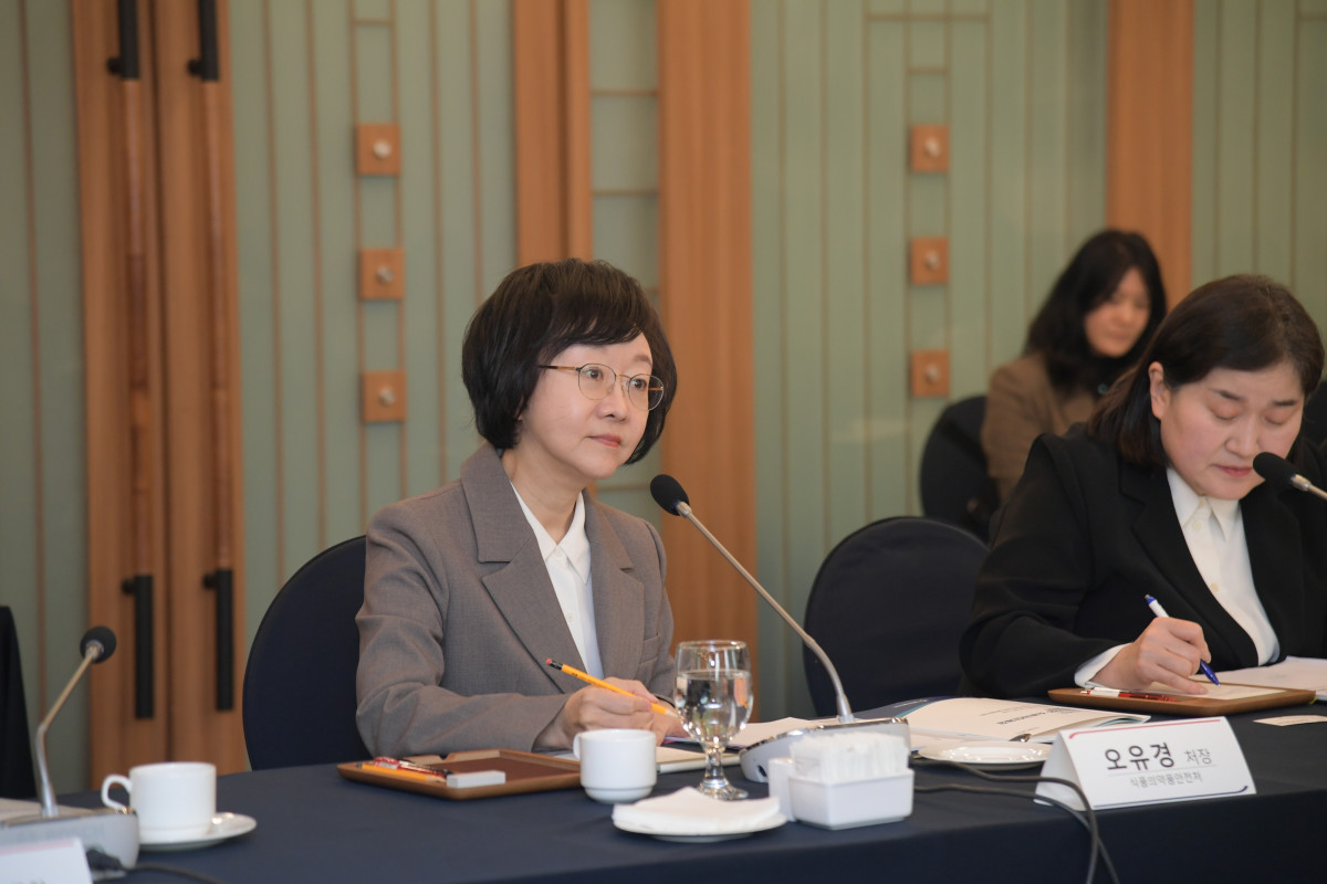 ▲오유경 식품의약품안전처장이 12일 서울 중구 한국프레스센터에서 ‘기본이 단단한 국민안전, 모두가 함께 누리는 안심 일상’을 주제로 간담회를 열고 12개 소비자단체 대표들의 의견을 청취하고 있다. (사진제공=식품의약품안전처)