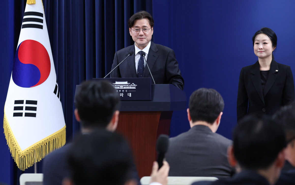 ▲홍익표 정무수석이 12일 청와대 춘추관에서 이날 예정됐다 취소된 이재명 대통령과 더불어민주당 정청래 대표, 국민의힘 장동혁 대표 오찬 관련 브리핑을 마친 뒤 질문을 받고 있다. 사진=연합뉴스