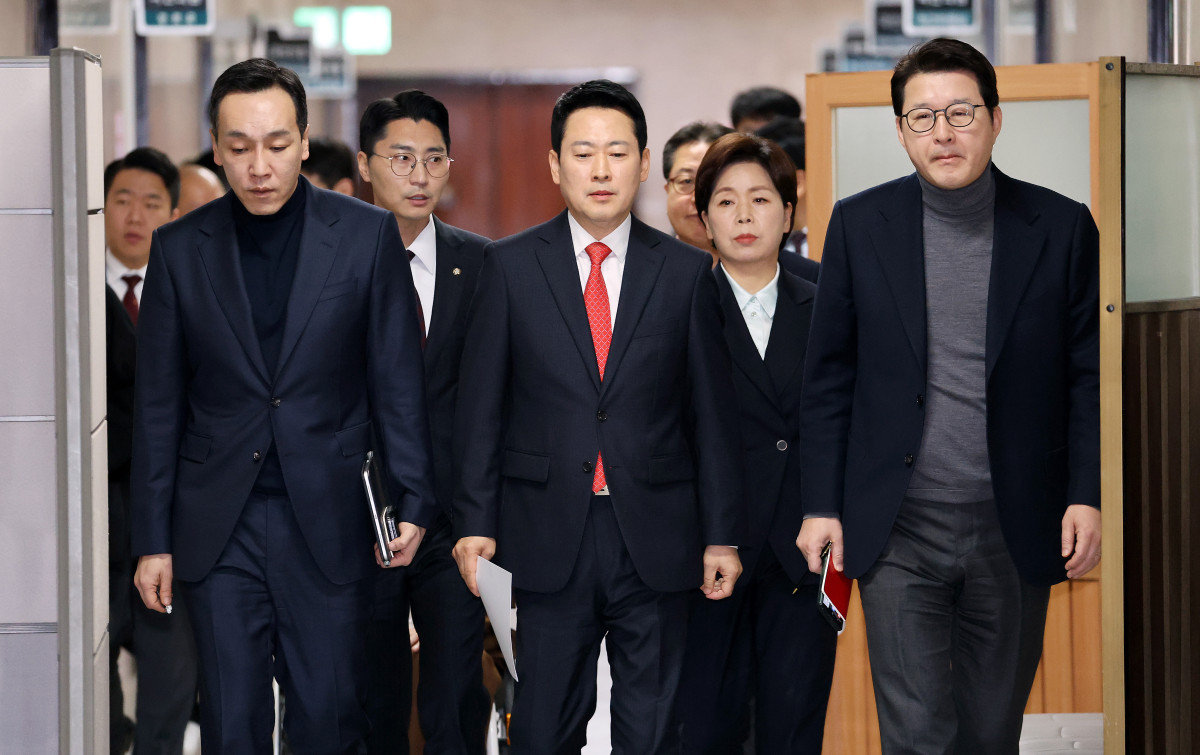 ▲국민의힘 장동혁 대표와 최고위원들이 12일 국회에서 열린 최고위원회의에 굳은 표정으로 입장하고 있다. (연합뉴스)