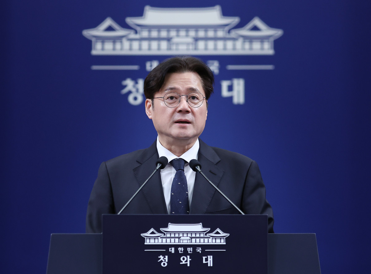 ▲홍익표 정무수석이 12일 청와대 춘추관에서 이날 예정됐다 취소된 이재명 대통령과 더불어민주당 정청래 대표, 국민의힘 장동혁 대표 오찬 관련 브리핑을 하고 있다. 사진=연합뉴스
