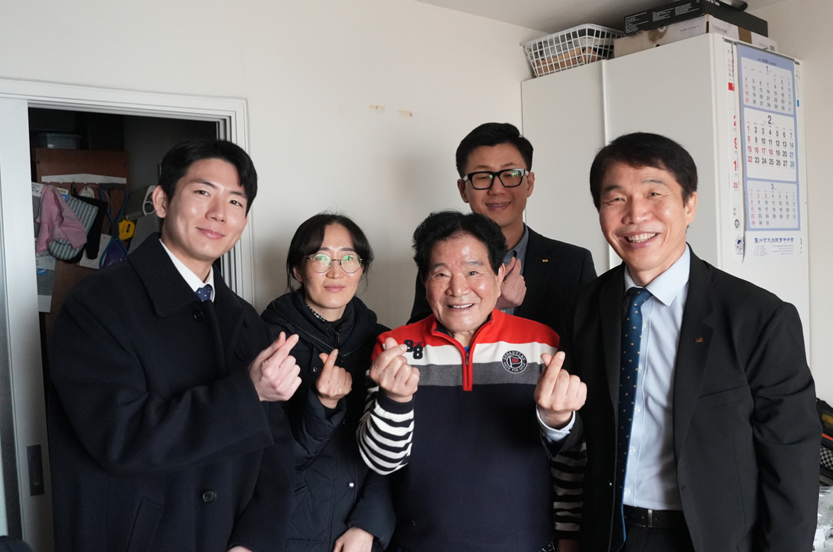 ▲군인공제회 직원들이 2월 12일 서울남부보훈지청으로부터 추천받은 국가유공자를 찾아 위문하고 있다.