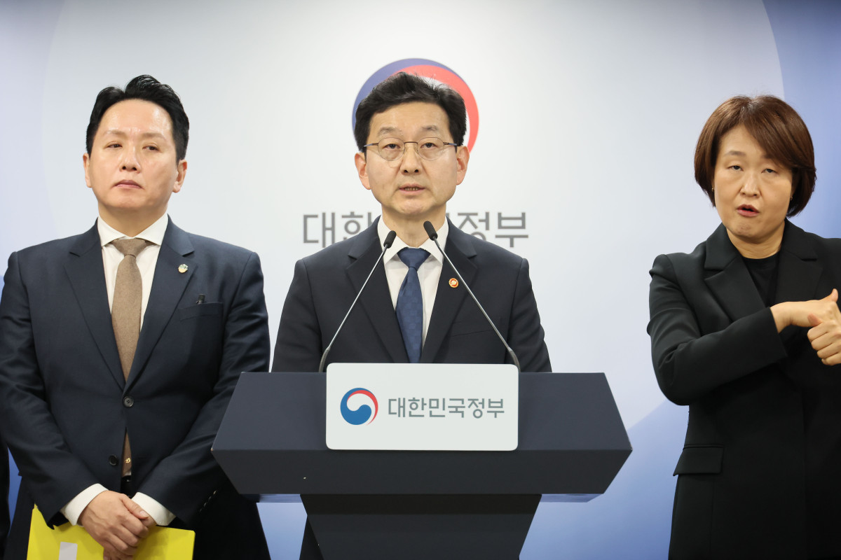 ▲윤창렬 국무조정실장이 12일 서울 종로구 정부서울청사에서 헌법존중 정부혁신 TF 조사결과를 발표하고 있다. (연합뉴스)