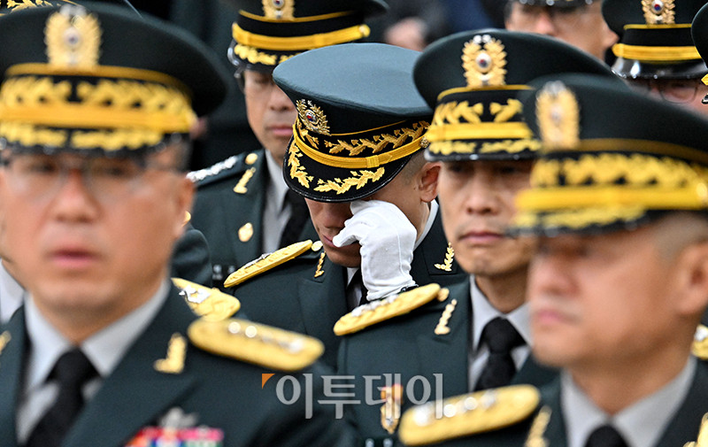 ▲12일 경기도 성남 국군수도병원 장례식장에서 코브라 헬기 추락으로 순직한 고(故) 장희성·정상근 준위 영결식이 엄수되고 있다. 사진공동취재단