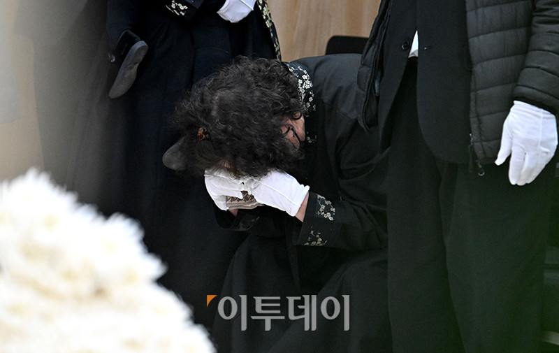 ▲12일 경기도 성남 국군수도병원 장례식장에서 코브라 헬기 추락으로 순직한 고(故) 장희성·정상근 준위 영결식이 엄수되고 있다. 사진공동취재단