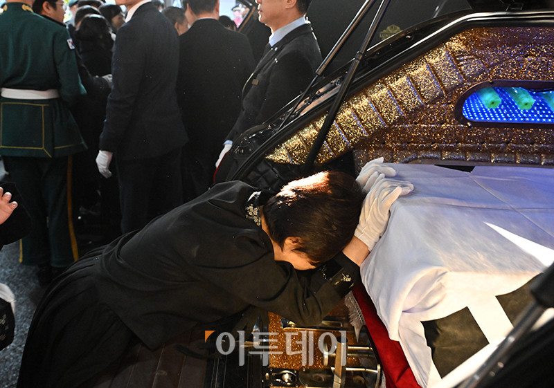 ▲12일 경기도 성남 국군수도병원 장례식장에서 코브라 헬기 추락으로 순직한 고(故) 장희성·정상근 준위 영결식이 엄수되고 있다. 사진공동취재단
