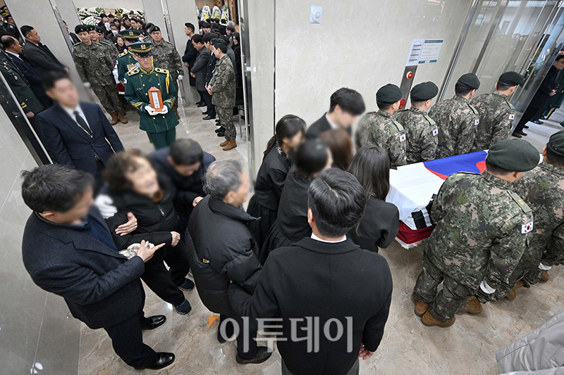 ▲12일 경기도 성남 국군수도병원 장례식장에서 코브라 헬기 추락으로 순직한 고(故) 장희성·정상근 준위 영결식이 엄수되고 있다. 사진공동취재단
