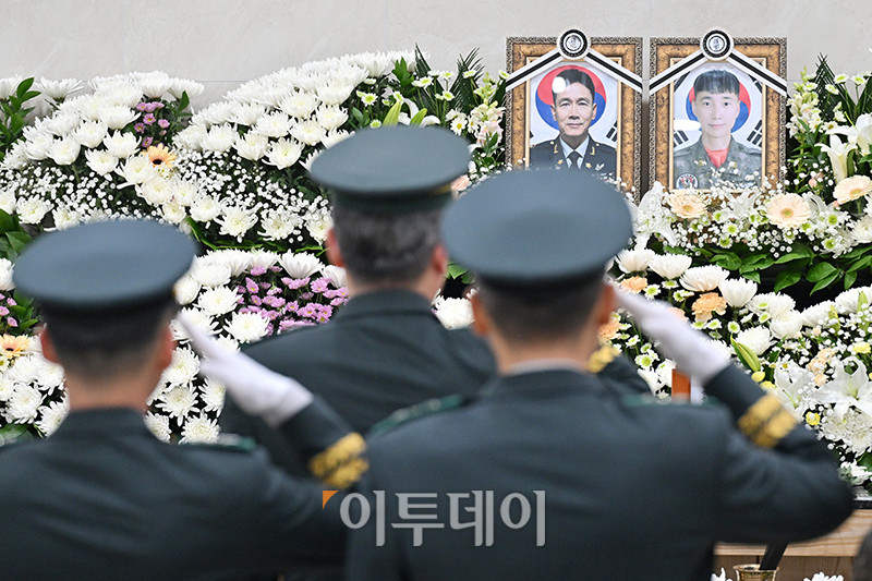 ▲12일 경기도 성남 국군수도병원 장례식장에서 코브라 헬기 추락으로 순직한 고(故) 장희성·정상근 준위 영결식이 엄수되고 있다. 사진공동취재단