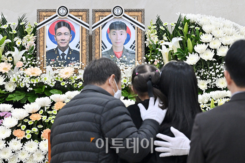 ▲12일 경기도 성남 국군수도병원 장례식장에서 코브라 헬기 추락으로 순직한 고(故) 장희성·정상근 준위 영결식이 엄수되고 있다. 사진공동취재단