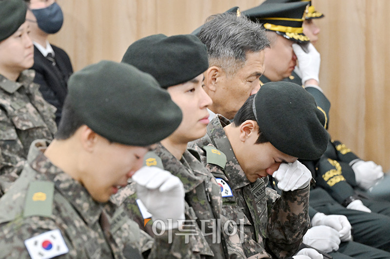 ▲12일 경기도 성남 국군수도병원 장례식장에서 코브라 헬기 추락으로 순직한 고(故) 장희성·정상근 준위 영결식이 엄수되고 있다. 사진공동취재단