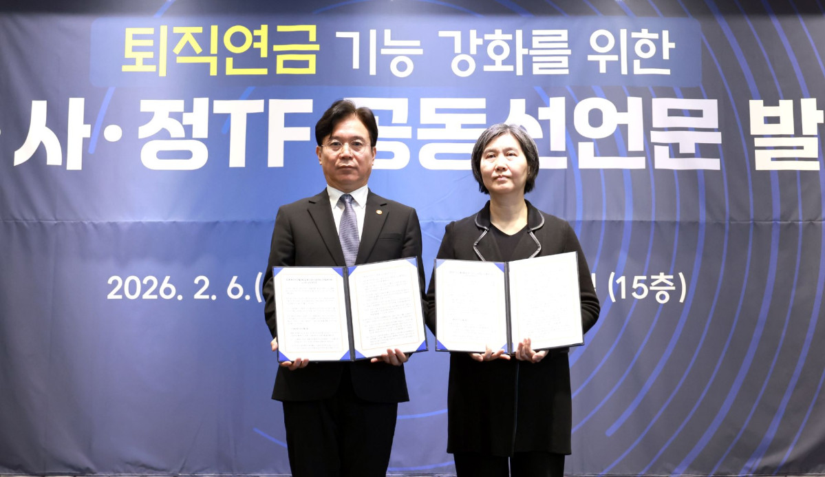 ▲김영훈 고용노동부 장관(왼쪽)과 장지연 노사정 태스크포스(TF) 위원장이 6일 서울 영등포구 켄싱턴 호텔에서 열린 '퇴직연금 기능 강화를 위한 노사정 TF 공동선언문 발표' 행사에서 기념촬영하고 있다. (사진제공=고용노동부)