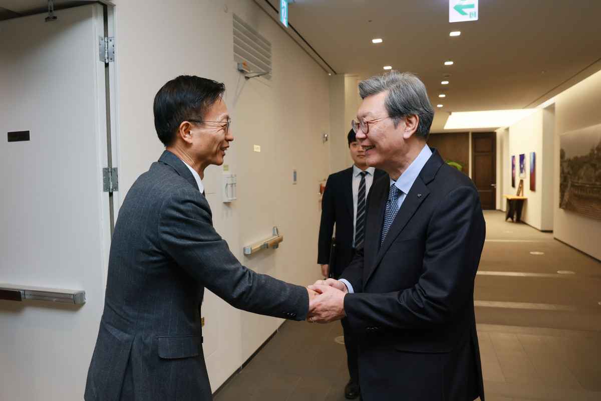 ▲김창범 한국경제인협회 부회장(오른쪽)이 12일 FKI타워 한국경제인협회를 방문한 김용선 지식재산처장과 악수하고 있다. (사진제공=한국경제인협회)