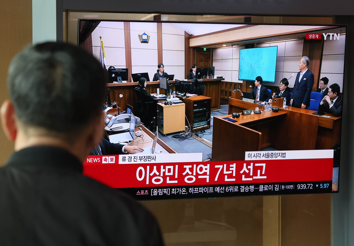 ▲12일 서울 용산구 KTX서울역 대합실에서 시민들이 이상민 전 행정안전부 장관의 내란중요임무 종사 등의 1심 선고 재판을 지켜보고 있다. 서울중앙지법 형사합의32부(부장판사 류경진)는 이날 이 전 장관에게 내란 중요임무 종사 및 위증 등의 혐의에 대해 징역 7년을 선고 했다. (뉴시스)