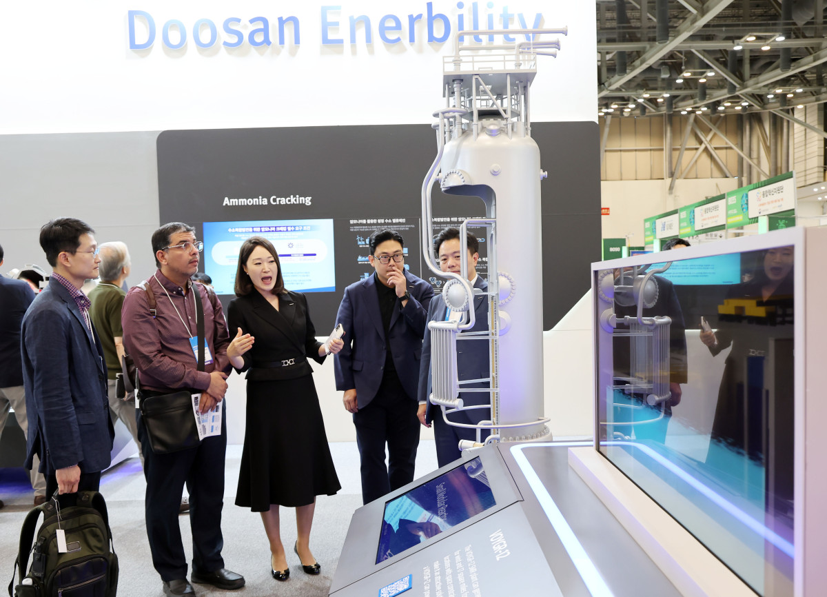 ▲'2024 기후산업국제박람회(WCE)'가 개막한 2024년 9월 4일 부산 해운대구 벡스코 제1전시장 두산 부스를 찾은 관람객들이 실제 소형원자로(SMR)의 12분의 1 크기 모형을 살펴보고 있다. (사진=뉴시스)