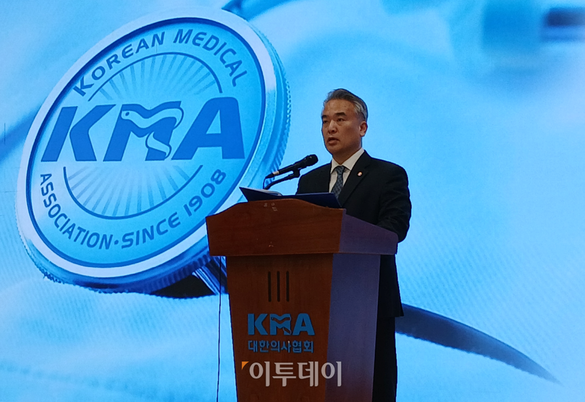 ▲김성근 대한의사협회 대변인이 12일 서울 용산구 의협회관에서 브리핑을 열고 정부의 의대 증원 계획에 대한 협회의 입장을 밝히고 있다. (한성주 기자 hsj@)