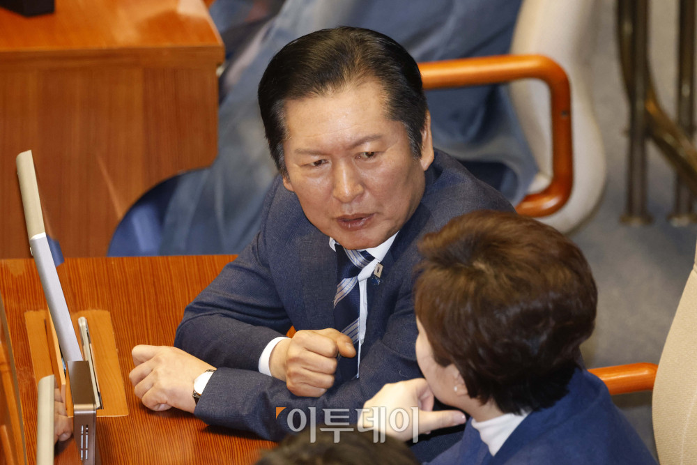 ▲설 명절을 앞둔 12일 서울 여의도 국회 본회의에서 정청래(왼쪽) 더불어민주당 대표와 이언주 최고위원이 대화하고 있다. 고이란 기자 photoeran@