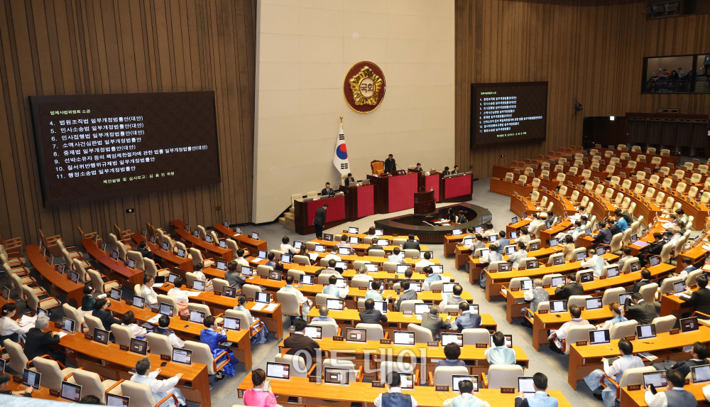 ▲12일 서울 여의도 국회에서 민생 법안들이 상정되고 있다. 이날 국민의힘은 어제 법사위에서 민주당이 재판소원과 대법관 증원 법을 일방 통과시켰다는 이유로 본회의에 불참했다. 고이란 기자 photoeran@