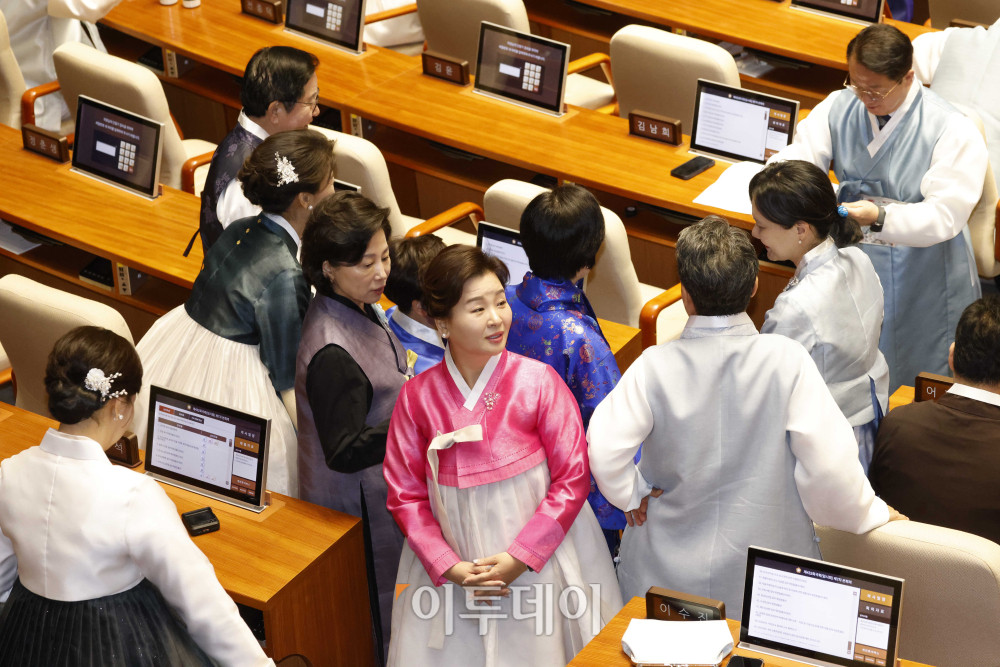 ▲설 명절을 앞둔 12일 서울 여의도 국회에서 의원들이 한복을 입고 본회의에 참석하고 있다. 이날 국민의힘은 어제 법사위에서 민주당이 재판소원과 대법관 증원법을 일방 통과시켰다는 이유로 본회의에 불참했다. 고이란 기자 photoeran@