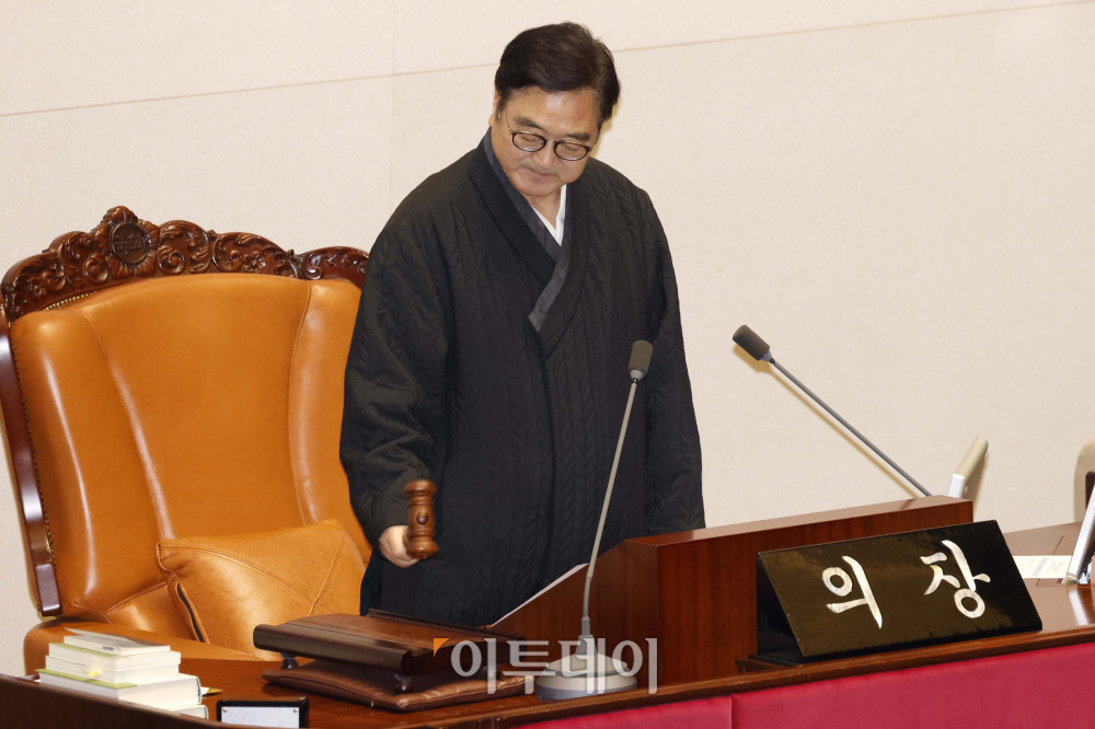 ▲설 명절을 앞둔 12일 서울 여의도 국회에서 우원식 국회의장이 한복을 입고 의사봉을 두드리고 있다. 이날 국민의힘은 어제 법사위에서 민주당이 재판소원과 대법관 증원법을 일방 통과시켰다는 이유로 본회의에 불참했다. 고이란 기자 photoeran@