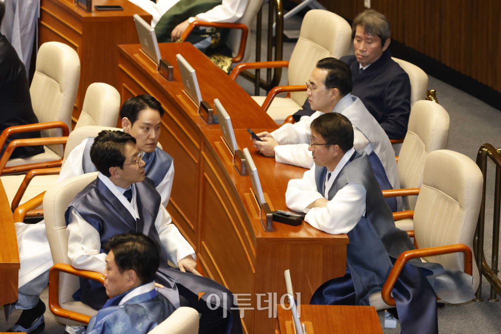 ▲설 명절을 앞둔 12일 서울 여의도 국회에서 한병도 더불어민주당 원내대표를 비롯한 의원들이 한복을 입고 본회의에 참석하고 있다. 이날 국민의힘은 어제 법사위에서 민주당이 재판소원과 대법관 증원법을 일방 통과시켰다는 이유로 본회의에 불참했다. 고이란 기자 photoeran@