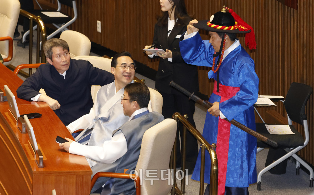 ▲설 명절을 앞둔 12일 서울 여의도 국회에서 한병도 더불어민주당 원내대표를 비롯한 의원들이 한복을 입고 본회의에 참석하고 있다. 이날 국민의힘은 어제 법사위에서 민주당이 재판소원과 대법관 증원법을 일방 통과시켰다는 이유로 본회의에 불참했다. 고이란 기자 photoeran@