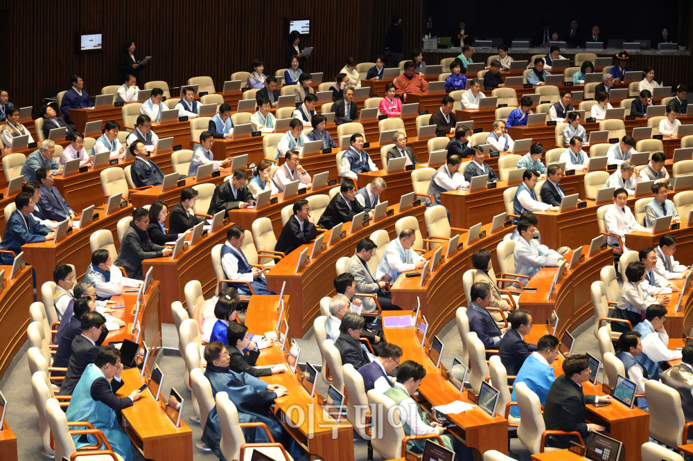 ▲설 명절을 앞둔 12일 서울 여의도 국회에서 의원들이 한복을 입고 본회의에 참석하고 있다.  이날 국민의힘은 어제 법사위에서 민주당이 재판소원과 대법관 증원 법을 일방 통과시켰다는 이유로 본회의에 불참했다. 고이란 기자 photoeran@