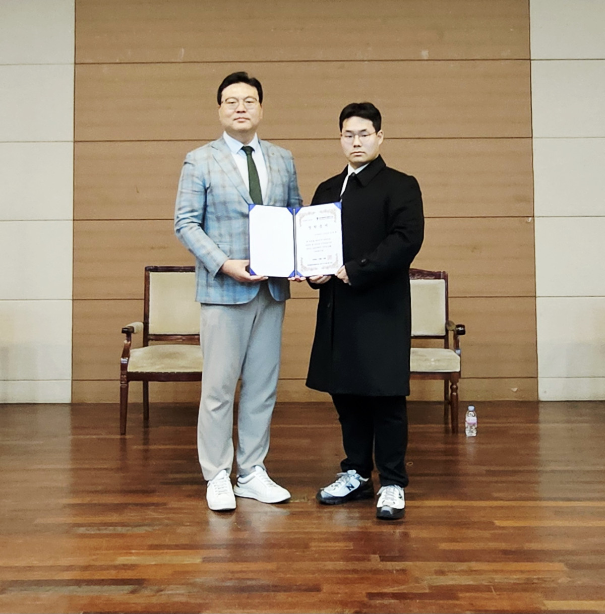 ▲최기일 한국방위산업연구소 연구소장(왼쪽)과 이찬혁 학생(오른쪽)이 12일 K-방산 영 리더 장학증서 수여식에서 기념사진을 촬영하고 있다. (사진= 한국방위산업연구소)
