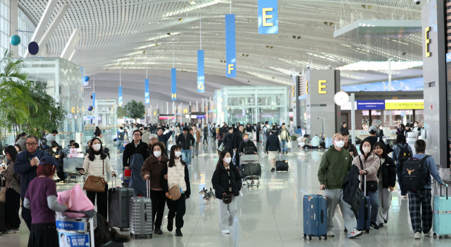▲설 연휴를 앞둔 12일 인천국제공항 출국장에서 여행객들이 출국 수속을 밟고 있다. (뉴시스)