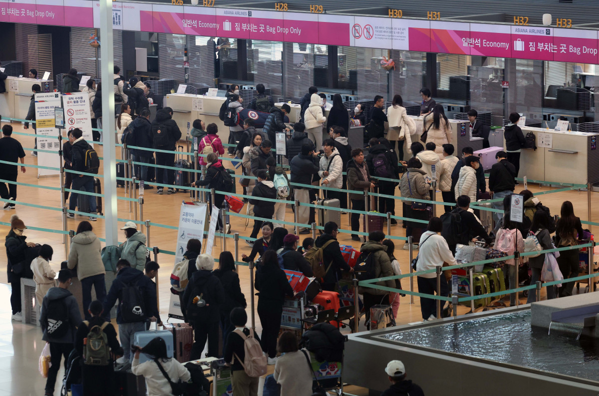 ▲설 연휴를 앞둔 12일 인천국제공항 제2여객터미널이 이용객들로 붐비고 있다. 인천공항공사는 13일부터 18일까지 설 연휴기간 특별교통대책을 시행한다고 밝혔다. 이기간 이용객수는 총 122만명(출입국 합계)으로 일평균 기준 20만4000명이다. 설 연휴기간 출발여객이 가장 붐비는 날은 14일, 도착여객이 가장 많은 날은 18일로 예상했다. 다만 지난달 14일 아시아나항공이 인천공항 제2여객터미널(T2)로 이전하면서 주차난이 심각해 탑승객은 대중교통 이용이 권장된다. 신태현 기자 holjjak@