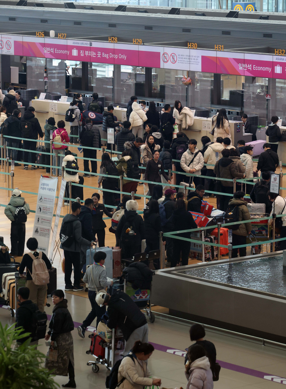 ▲설 연휴를 앞둔 12일 인천국제공항 제2여객터미널이 이용객들로 붐비고 있다. 인천공항공사는 13일부터 18일까지 설 연휴기간 특별교통대책을 시행한다고 밝혔다. 이기간 이용객수는 총 122만명(출입국 합계)으로 일평균 기준 20만4000명이다. 설 연휴기간 출발여객이 가장 붐비는 날은 14일, 도착여객이 가장 많은 날은 18일로 예상했다. 다만 지난달 14일 아시아나항공이 인천공항 제2여객터미널(T2)로 이전하면서 주차난이 심각해 탑승객은 대중교통 이용이 권장된다. (신태현 기자 holjjak@)