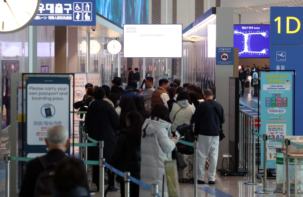 ▲설 연휴를 앞둔 12일 인천국제공항 제2여객터미널이 이용객들로 붐비고 있다. 인천공항공사는 13일부터 18일까지 설 연휴기간 특별교통대책을 시행한다고 밝혔다. 이기간 이용객수는 총 122만명(출입국 합계)으로 일평균 기준 20만4000명이다. 설 연휴기간 출발여객이 가장 붐비는 날은 14일, 도착여객이 가장 많은 날은 18일로 예상했다. 다만 지난달 14일 아시아나항공이 인천공항 제2여객터미널(T2)로 이전하면서 주차난이 심각해 탑승객은 대중교통 이용이 권장된다. 신태현 기자 holjjak@