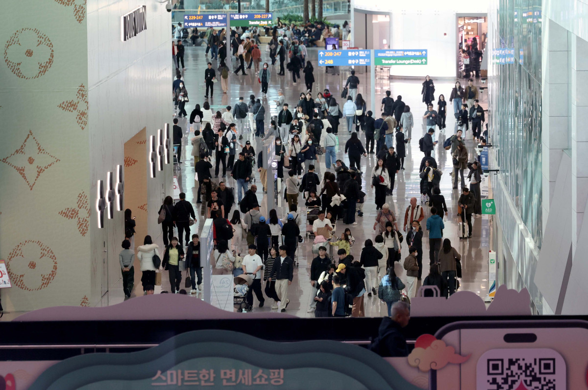 ▲설 연휴를 앞둔 12일 인천국제공항 제2여객터미널이 이용객들로 붐비고 있다. 인천공항공사는 13일부터 18일까지 설 연휴기간 특별교통대책을 시행한다고 밝혔다. 이기간 이용객수는 총 122만명(출입국 합계)으로 일평균 기준 20만4000명이다. 설 연휴기간 출발여객이 가장 붐비는 날은 14일, 도착여객이 가장 많은 날은 18일로 예상했다. 다만 지난달 14일 아시아나항공이 인천공항 제2여객터미널(T2)로 이전하면서 주차난이 심각해 탑승객은 대중교통 이용이 권장된다. 신태현 기자 holjjak@