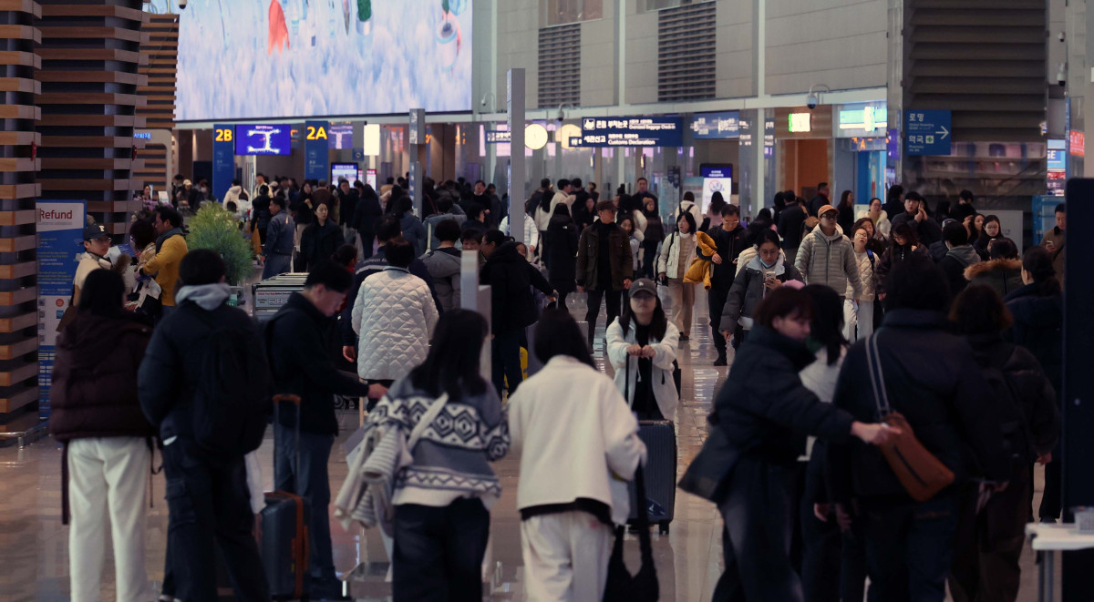 ▲설 연휴를 앞둔 12일 인천국제공항 제2여객터미널이 이용객들로 붐비고 있다. 인천공항공사는 13일부터 18일까지 설 연휴기간 특별교통대책을 시행한다고 밝혔다. 이기간 이용객수는 총 122만명(출입국 합계)으로 일평균 기준 20만4000명이다. 설 연휴기간 출발여객이 가장 붐비는 날은 14일, 도착여객이 가장 많은 날은 18일로 예상했다. 다만 지난달 14일 아시아나항공이 인천공항 제2여객터미널(T2)로 이전하면서 주차난이 심각해 탑승객은 대중교통 이용이 권장된다. 신태현 기자 holjjak@