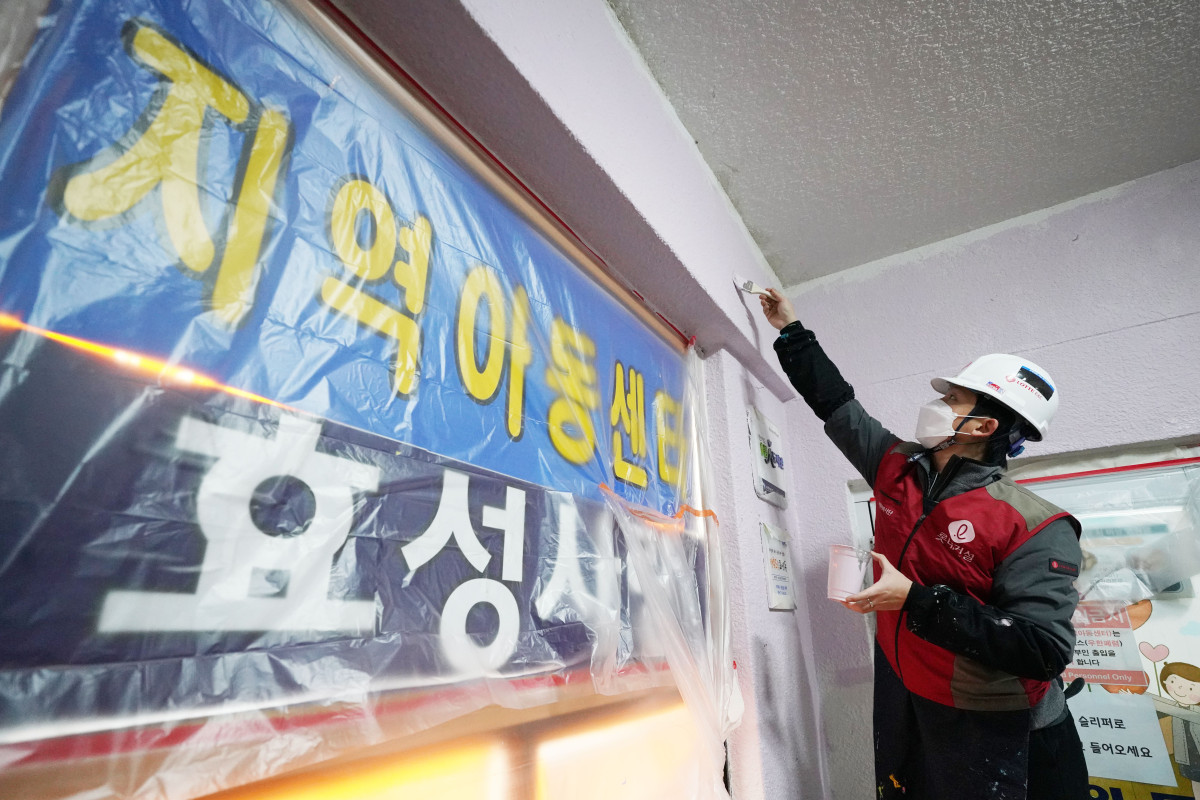 ▲롯데건설 샤롯데 봉사단이 12일 지역아동센터 시설 및 환경을 개선해주는 ‘꿈과 희망의 러브하우스’ 봉사활동에 참여하고 있다. (롯데건설)