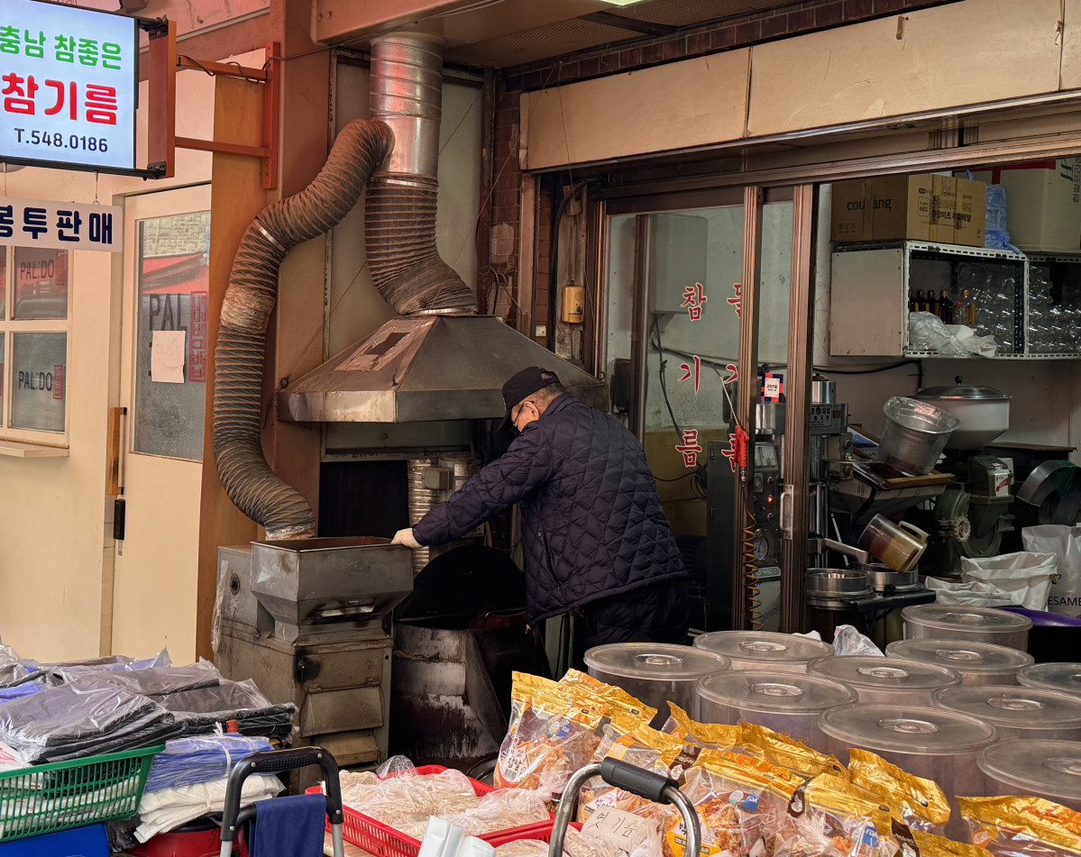 ▲서울 강남구 영동전통시장 내 한 방앗간에서 상인이 참기름을 만들기 위해 깨를 볶고 있다. (박상군 인턴 기자 kopsg@)