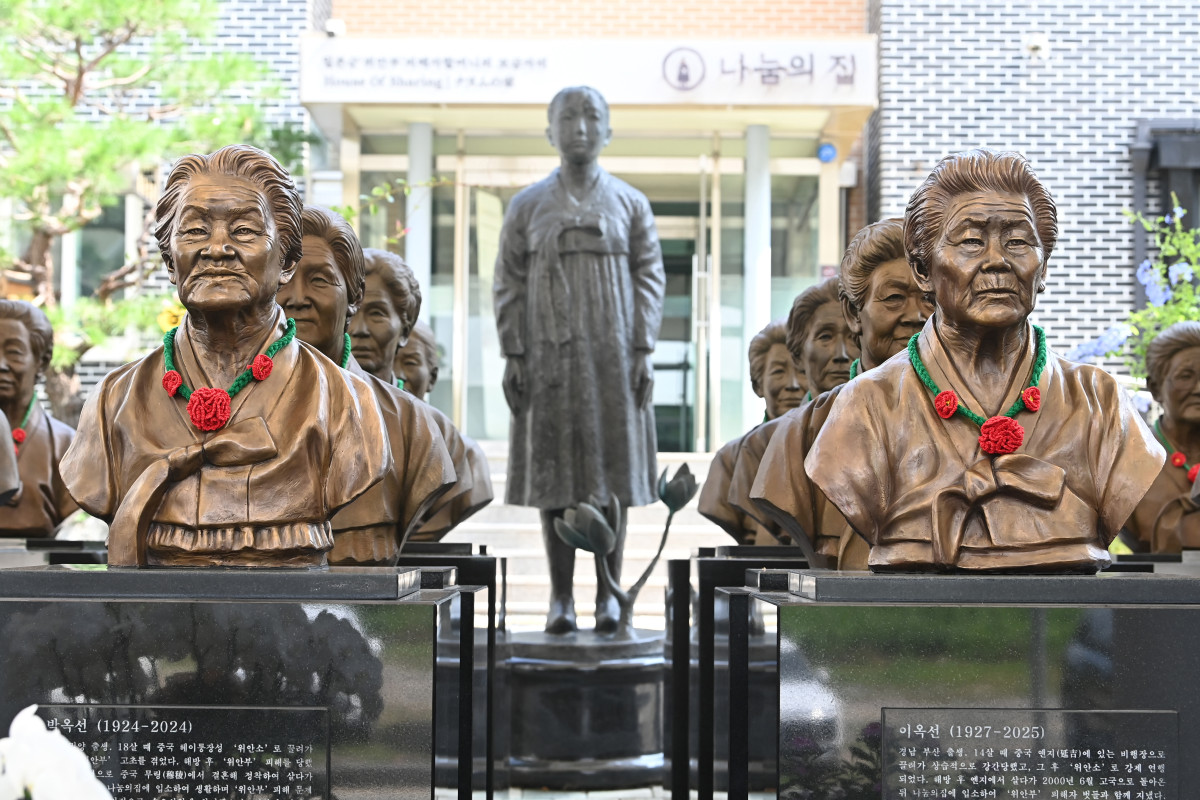 ▲경기 광주시 나눔의 집에 세상을 떠난 위안부 피해자 할머니들의 흉상이 세워져 있다. (뉴시스)