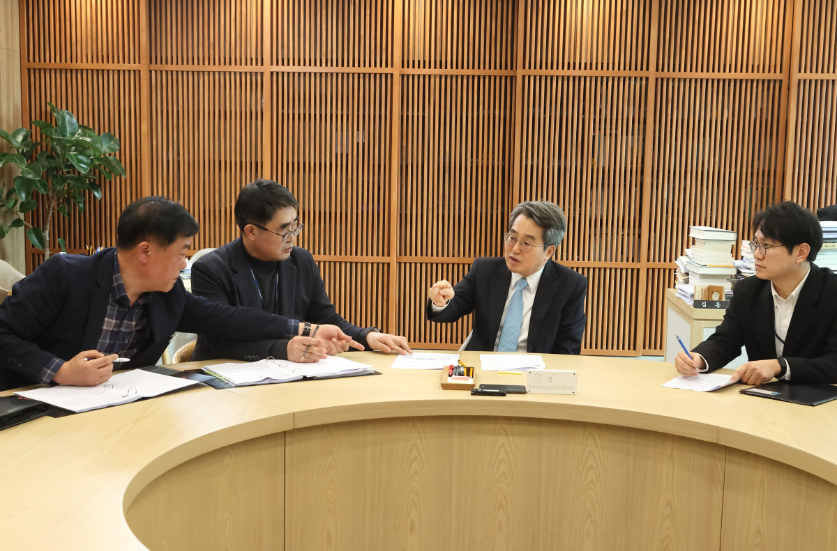 ▲김동연 경기도지사가 12일 오후 도청에서 '부동산수사T/F' 회의를 직접 주재하며 집값 담합·전세사기·토지거래허가구역 내 부정 허가 등 3대 불법행위에 대한 발본색원을 지시하고 있다. 김 지사는 이날 T/F를 '부동산시장 교란특별대책반'으로 확대개편하라고 지시했다. (경기도)