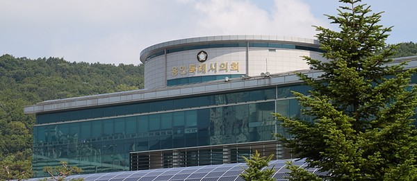▲용인특례시의회 전경. 의회는 제300회 임시회 제2차 본회의에서 아동보호구역·취업사기 예방·재가노인 돌봄·마을영화제·외국인 계절근로자 인권 보호 등 민생 조례 9건을 통과시키고, 용인경전철 운영사의 인력 운영 실태에 대한 시정질문을 진행했다. (용인특례시의회)