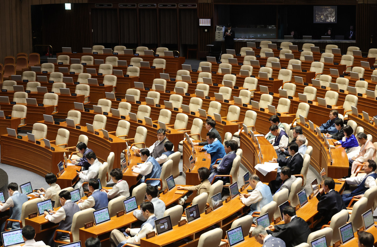 ▲12일 국회에서 열린 2월 임시국회 본회의가 국민의힘의 보이콧 속 범여권 의원들만 참석한 채 진행되고 있다. 이날 국민의힘은 전날 법제사법위원회에서 여당 주도로 처리된 사법개혁안에 반발해 본회의와 상임위에 불참했다. (사진=연합뉴스)