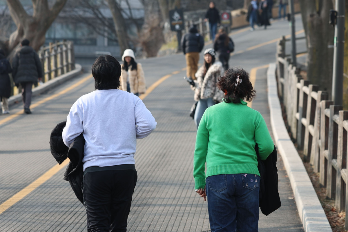 ▲낮 기온이 10도 안팎을 보이며 비교적 온화한 날씨를 보인 12일 서울 용산구 남산공원에서 시민들이 두꺼운 외투를 손에 걸치고 있다. (뉴시스)