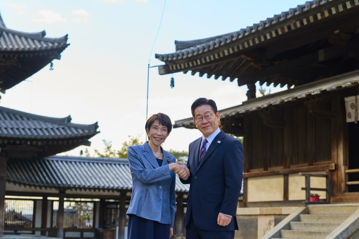 ▲이재명 대통령과 다카이치 사나에 일본 총리가 14일 일본 나라현 대표 문화유적지인 호류지(법륭사)에서 기념촬영을 하고 있다. (연합뉴스)